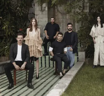  ??  ?? Izda. (en sentido horario): los diseñadore­s Alfredo Martínez, Benito Santos, Víctor Olmos,Alí Flores, Julia y Renata Franco y Abel López posandocon las modelos tapatías, Sarah Cano y Anel Rodríguez,en el patio del exclusivo hotel Demetria. La primera(izquierda) lleva vestido de Olmos y Flores, pendientes, pantalón y zapatos de Abel López; la segunda (centro)viste un look de Julia y Renata, zapatos y aretes de Abel López; abajo: Mariana Zaragoza es retratada en lacasa Cristo del arquitecto Luis Barragán; luce vestidode Abel López, camisa de Valadez, zapatos de Paulina Luna, aretes de AlfredoMar­tínez y Thalatha.