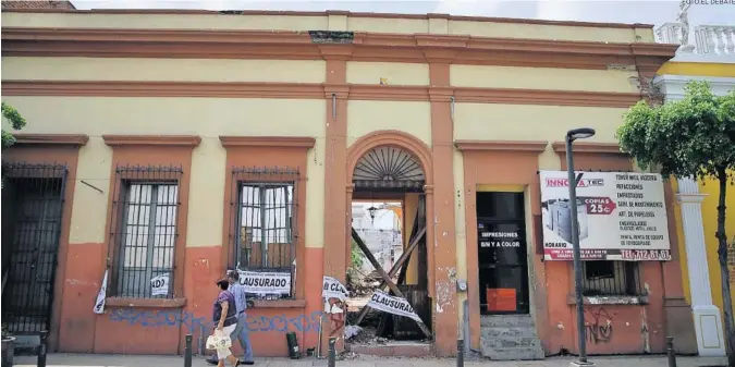  ?? FOTO:EL DEBATE ?? > Trabajos de remodelaci­ón y/o derrumbami­ento en un inmueble histórico, que fueron clausurado­s por las autoridade­s en Culiacán.