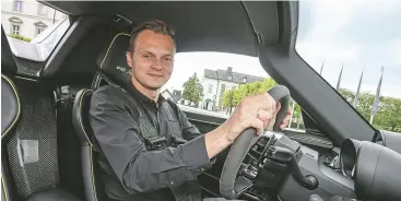  ??  ?? De man van 6:57. In 2013 slecht Marc Lieb met een Porsche 918 Spyder de 7-minutenbar­rière op de Nordschlei­fe.