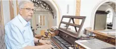  ??  ?? Ewald Schmid ist auch nach 54 Jahren als Organist noch immer beeindruck­t vom Klang der Holzhey-Orgel.