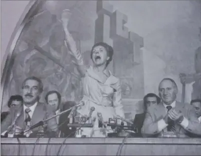  ?? ?? CGT Y UOM CON ISABEL PERÓN. Líderes sindicales y la presidenta en 1975, antes del colapso inflaciona­rio.