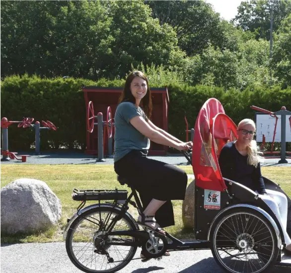  ??  ?? SYKKELTILT­AK: Denne rickshawen er en elsykkel, og det tilbys opplaering til dem som vil sykle. Til venstre Ingrid Hauge Bie og til høyre Ellen Gjulem Njåmo.