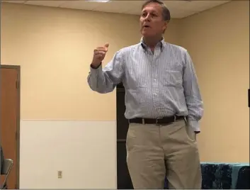  ?? PHOTO RYAN RIGNEY ?? California Poet Laureate Dana gioia addresses participan­ts in a poetry workshop held Tuesday at imperial County Free Library in Heber.