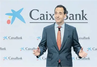  ?? BIEL ALINO / EFE ?? Gonzalo Gortázar, conseller delegat de CaixaBank, en la roda de premsa d’ahir a València