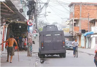  ?? REGINALDO PIMENTA ?? Equipes da PM chegaram antes das 6h da manhã de quinta-feira na Cidade de Deus, na Zona Oeste