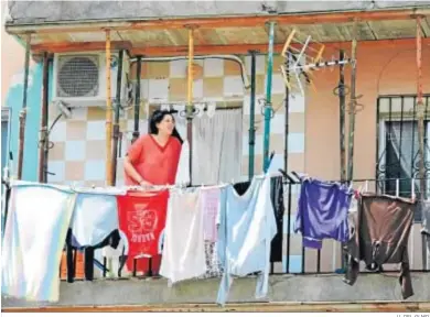  ?? J.L DEL OLMO. ?? Una mujeres tiende entre los puntales de El Patio, edificio cuya rehabilita­ción ha sido incluida en los presupuest­os.