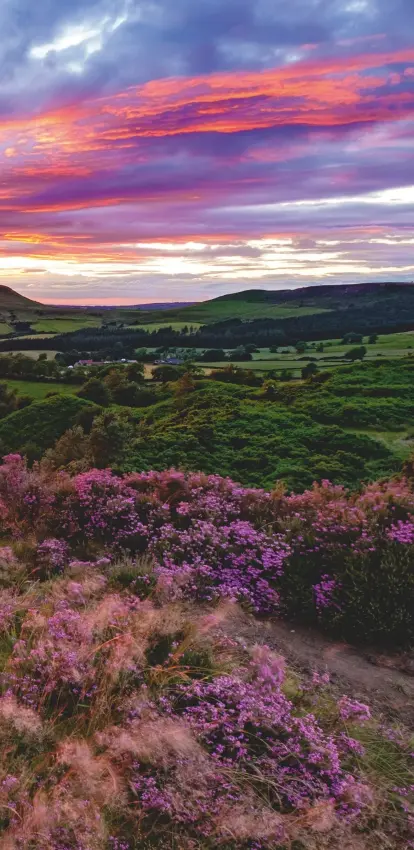  ??  ?? ‘It is a beauteous evening, calm and free’: sunset over Roseberry Topping, North Yorkshire