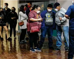  ?? Sam Owens / Staff photograph­er ?? People wait in a long but quickly moving line for free, self-administer­ed PCR tests for COVID-19 at the Wonderland of the Americas mall this month.