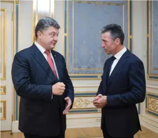  ?? FOTO: UKRAINAS PRESSESERV­ICE / REUTERS / SCANPIX ?? Ukrainas president Petro Porosjenko (til venstre) har vært en viktig klient for Fogh Rasmussen de siste årene.