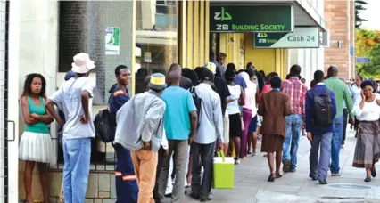  ??  ?? Customers queue for cash