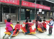  ?? PROVIDED FOR CHINA DAILY ?? Song Changcheng plays with children in the kindergart­en in Sinan county, Guizhou province.