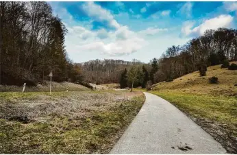  ?? Foto: Rudi Penk ?? Mit zwei Metern ist der bestehende Radweg zwischen Heidenheim und Nattheim entlang der B 466 zu schmal. Hier sollten die 3,1 Kilometer dem Landratsam­t zufolge auf das Maß von 2,50 Meter gebracht werden. Doch das reiche nicht aus, findet der VCD Heidenheim.