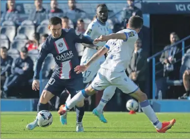  ?? ?? El argentino Lionel Messi, del PSG, disputa el balón con Mathias Autret, del Auxerre, ayer en juego de la Liga Uno en el Parque de los Príncipes