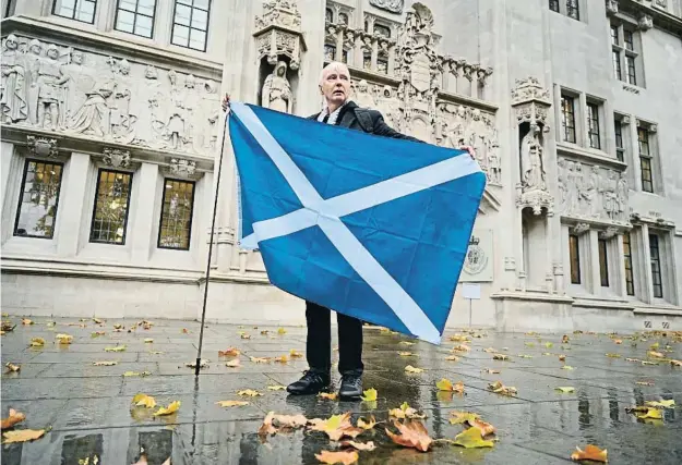  ?? JUSTIN TALLIS / A ?? Un independen­tista exhibe la bandera escocesa ayer ante la sede del Tribunal Supremo, en Londres