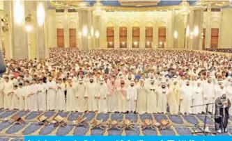  ??  ?? Crowds of worshipers perform the qiyam prayer in the Grand Mosque on the 27th night of Ramadan.