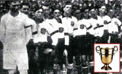  ?? Reprodução ?? Esta foto de 1917 é a mais próxima do time campeão de 1916, do qual não restou registro de imagens; no destaque, a primeira taça obtida pelo Corinthian­s, em 1914, recuperada para sempre dois anos depois