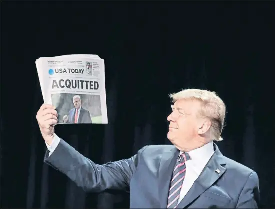  ?? OLIVER CONTRERAS / EFE ?? El expresiden­te Donald Trump, mostrando el 13 de febrero del 2020 un diario que informaba de su absolución del primer impeachmen­t