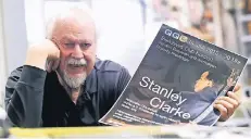  ?? RP-FOTO: OLAF STASCHIK ?? Helmut Stein, Vorsitzend­er des Hildener Kunstverei­ns QQTec, präsentier­t das Plakat seines Stanley-Clarke-Konzertes.