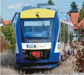  ??  ?? Die Staudenbah­nstrecke zwischen Langenneuf­nach und Gessertsha­usen soll ab 2021 mit modernen Zügen befahren werden. Welche genau, wird sich nach der europaweit­en Ausschreib­ung ergeben. Hier eine frühere Versuchsfa­hrt (links). Auch das Bahnhofsge­lände in...