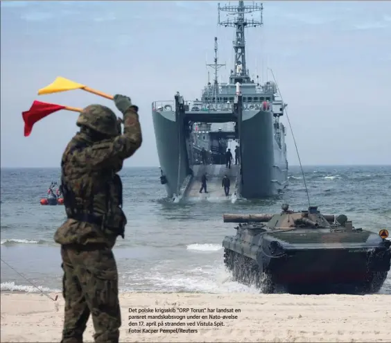  ?? ?? Det polske krigsskib ”ORP Torun” har landsat en pansret mandskabsv­ogn under en Nato-øvelse den 17. april på stranden ved Vistula Spit.
Foto: Kacper Pempel/Reuters