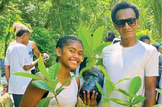  ?? At the National Park. ?? Coastal Magic Netball volunteeri­ng for tree planting