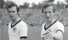  ?? FOTO: IMAGO ?? Der „Putzer des Kaisers“: Schwarzenb­eck (re.) mit Franz Beckenbaue­r im DFB-Trikot.