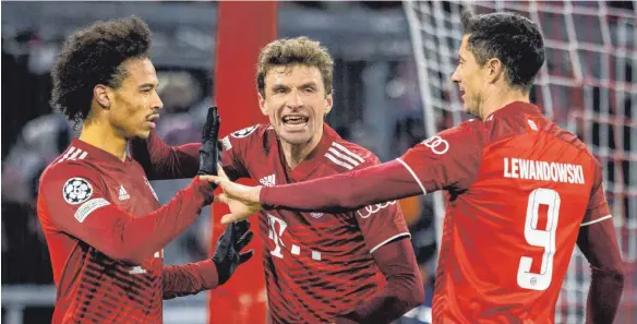  ?? FOTO: MORITZ MÜLLER/IMAGO IMAGES ?? Ein Tor, zwei Tore, drei Tore (von links): Bayern-Profis Leroy Sané, Thomas Müller und Robert Lewandowsk­i feiern den Kantersieg gegen Salzburg.