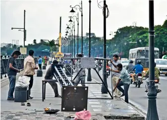  ?? S. SURENDER REDDY ?? Workers installing a prefabrica­ted high mast lighting facility on the newly laid footpath on Tank Bund as part of the preparatio­ns for Ganesh Chaturthi, on Saturday. —