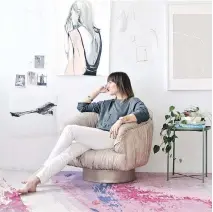  ?? PHOTOS: ZOE PAWLAK STUDIO ?? Zoe Pawlak with her artwork and a rug from her Over Oceans collection, created with Burritt Bros.