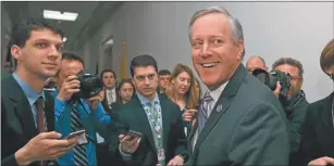  ??  ?? SONRISAS. Mark Meadow, líder del grupo que se negó a acompañar la reforma de Trump, sale de una de las reuniones.