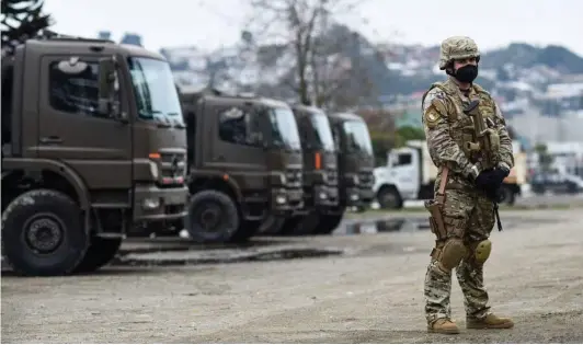  ?? ?? ► La idea de desplegar fuerzas militares en algunas zonas de Santiago es vista con distancia por el mundo uniformado.