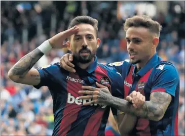  ??  ?? PAREJA LETAL. Morales y Roger copan el acierto goleador del Levante en este arranque liguero.