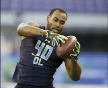  ?? THE ASSOCIATED PRESS ?? Temple defensive end Haason Reddick runs a drill at the NFL combine in Indianapol­is. Reddick is enjoying the draft process even as other potential pros get antsy for the big day to arrive. Maybe it’s because he went to school in Philadelph­ia, at...