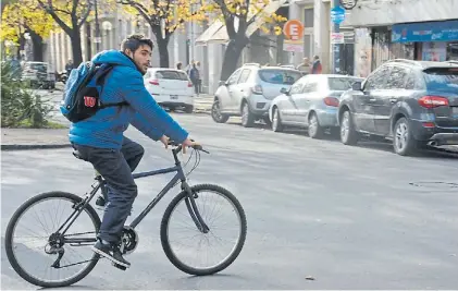  ?? M. NIEVAS ?? En dos ruedas. En la capital boenarense está generaliza­do el uso de la bici y hubo robos violentos.