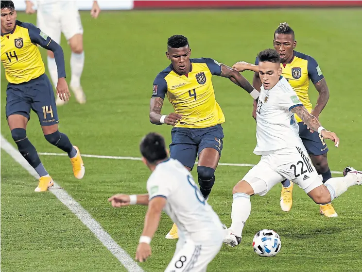  ??  ?? el zurdazo de Lautaro martínez no llevará peligro al arco de ecuador; quedó en evidencia que la selección argentina todavía es un equipo que no termina de definir un estilo