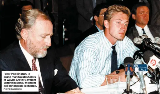  ?? PHOTO D’ARCHIVES ?? Peter Pocklingto­n, le grand manitou des Oilers, et Wayne Gretzky avaient la mine basse au moment de l’annonce de l’échange.