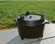  ?? ?? Auch am Lagerfeuer kann man kochen. Das geht zum Beispiel mit einen Dutch Oven. Das ist ein gusseisern­er Topf mit Deckel. Darauf kann man auch Kohlen legen.