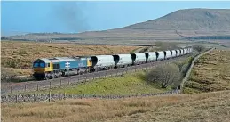  ?? STEVE SIENKIEWIC­Z. ?? Right: In BR large logo livery, GB Railfreigh­t’s
No. 66789 is on the approach to Blea Moor before running round with the 16.43
Arcow Quarry Hunslet Tilcon loaded stone on March 30.