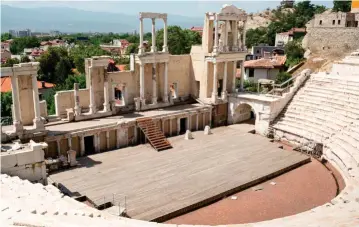  ??  ?? LA TRAMPA DE
FILIPÓPOLI­S. A esta ciudad grecorroma­na (hoy Plovdiv, en Bulgaria; abajo, los restos de su anfiteatro) atrajeron los godos del rey Cniva al romano Trajano Decio, con diversas argucias. En la posterior batalla de Abritio (año 251)...