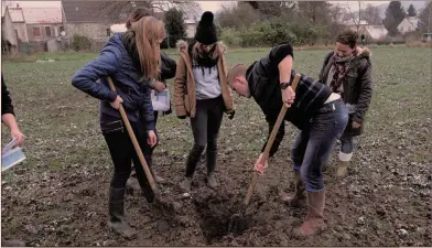  ?? ?? “Les besoins de terrain sont réels, notamment pour les agriculteu­rs déjà engagés dans une transition agricole et qui ont des
difficulté­s à trouver des personnes formées.” Agnès Sourisseau, directrice d’Agrof’île.