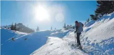  ?? FOTO: TOBIAS HASE ?? Das Skitoureng­ehen – hier am Wank bei Garmisch-Partenkirc­hen – wird in den Alpen immer beliebter.