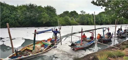  ?? AKHMAD KHUSAINI/JAWA POS ?? KARENA LIMBAH: Nelayan Tambak Wedi menyandark­an perahunya di muara yang menjadi pertemuan Kali Tebu dengan Kali Pegirian.