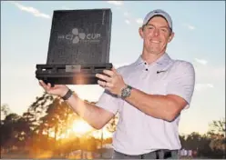  ?? ?? Rory McIlroy sostiene el trofeo de campeón de la CJ Cup.