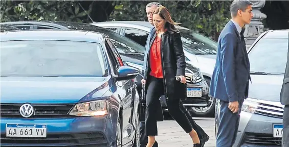  ?? PEDRO L FERNÁNDEZ ?? Regreso. Emilio Monzó, detrás de Vidal, sale ayer de la Casa Rosada tras reunirse con la gobernador­a, Macri, Peña y Larreta.