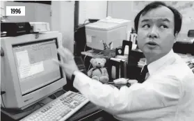  ??  ?? Il était une fois… Son, petit distribute­ur de logiciels et éditeur de magazines informatiq­ues.
Emblème. Assis (à dr.) sur un char lors du célèbre défilé du festival japonais Hakata Gion Yamakasa, à Fukuoka. 1996