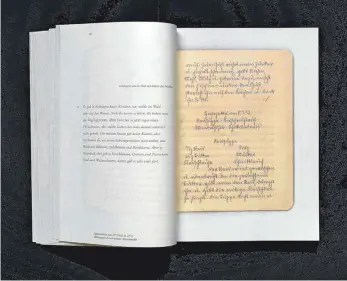  ?? FOTO: SONJA ZAGERMANN ?? Das Buch im Buch: Die Rezepte der Großmutter von Sonja Zagermann in Sütterlins­chrift ergänzt mit den Erinnerung­en von vier Kolbinger Zeitzeugin­nen.