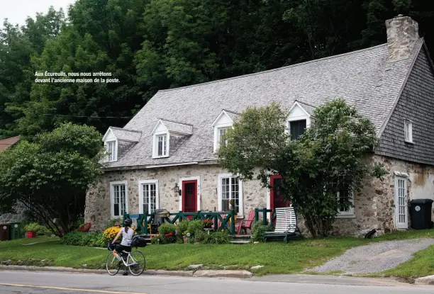  ??  ?? Aux Écureuils, nous nous arrêtons devant l’ancienne maison de la poste.