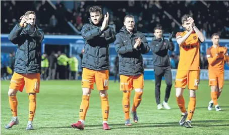  ?? Picture: SNS. ?? United players thank the travelling support after the game was abandoned at half-time.