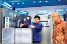  ??  ?? PRODUK UNGGULAN: Samsung yang diwakili Presiden Samsung Electronic­s Indonesia Jae Hoon Kwon (kiri) saat melihat produk andalan mereka di Samsung Super Store.