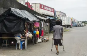  ?? EYLEEn VARGAS ?? Tras el cierre y demolición del viejo mercado, en 2019, los comerciant­es improvisar­on chinamos en las calles.